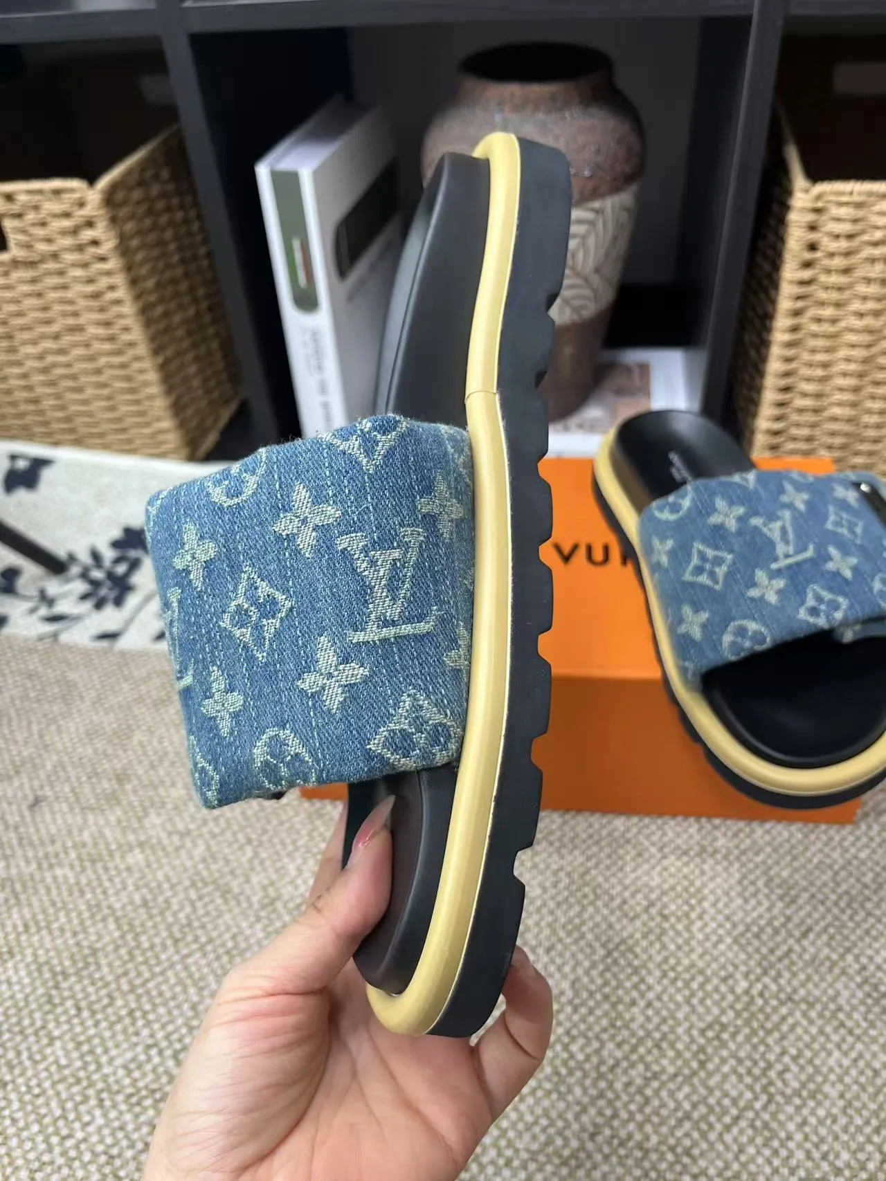 P340 yuan LV Louis Vuitton Full of high-end feel! A popular model among bloggers at home and abroad, it’s retro and fashionable, and looks stunning on your feet! Mainly recommended model on the official website★ ━━━━━ ЅᏇєєt ━━━━━ ▪️Upper: original calfskin ➕5D printing process ▪️Inner: imported mixed sheepskin ▪️Outsole: original molded foam outsole ▪️Size: Female 35-40 Men's 39-44 (women's 41 men's 45)